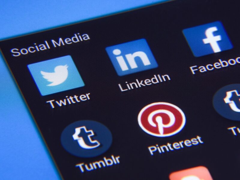 Social Kanäle wie Twitter LinkedIn Facebook Pinterest